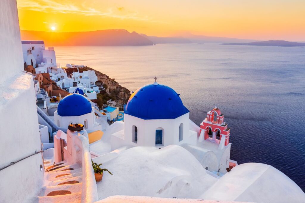 🌍 Top 5 Best Places in the World for Summer Vacation santorini